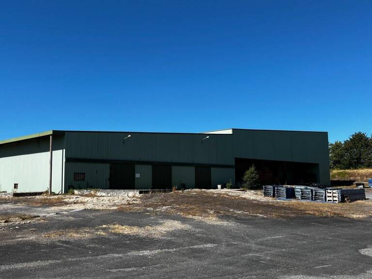 Dépôt industriel de 1500 m² sur 13.631 m² de terrain — photo 1