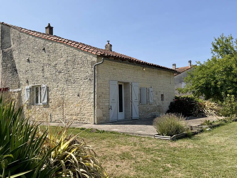 ? Maison charentaise rénovée à Aigre   146 m2   179 000 EUR FA — photo 1