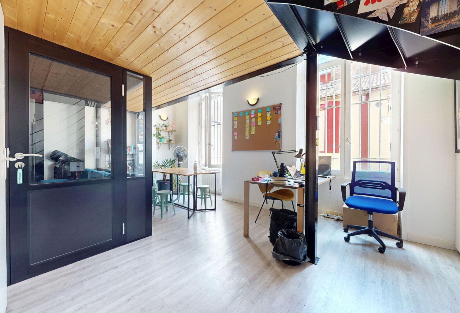 Place Guichard / rue de Créqui - Bureaux rénovés de 46 m2 sur 2 niveaux — photo 1