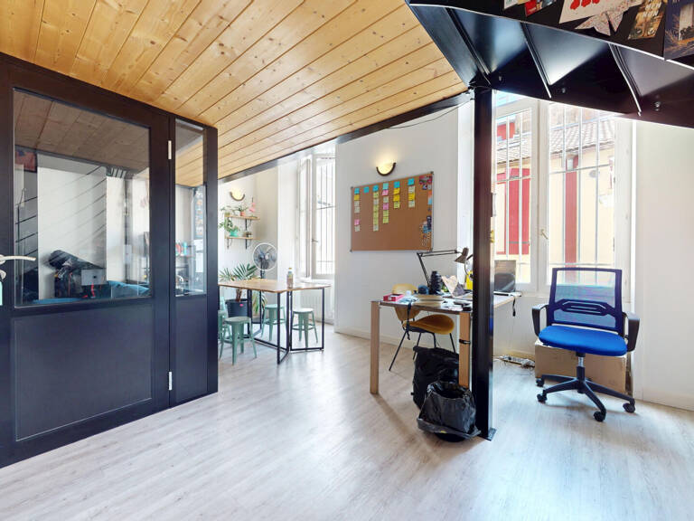 Place Guichard / rue de Créqui - Bureaux rénovés de 46 m2 sur 2 niveaux — photo 1