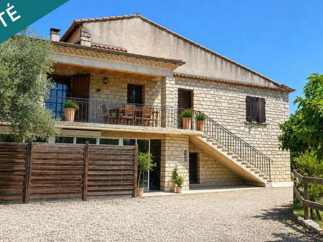 Opportunité exceptionnelle ! Découvrez cette propriété composée de 3 appartements sur un terrain de 5 371 m². Un bien polyvalent offrant un excellent rendement locatif, un fort potentiel de développement et un environnement parfaitement adapté à une activité agricole, équestre ou touristique. Une occasion pour investisseurs et porteurs de projets ! — photo du bien