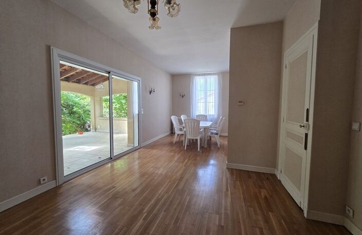 Maison familiale avec grand jardin, terrasse couverte et garage — photo 2