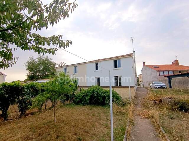 Maison de ville rénovée de 100 m² avec jardin de 600 m² et dépendance — photo du bien