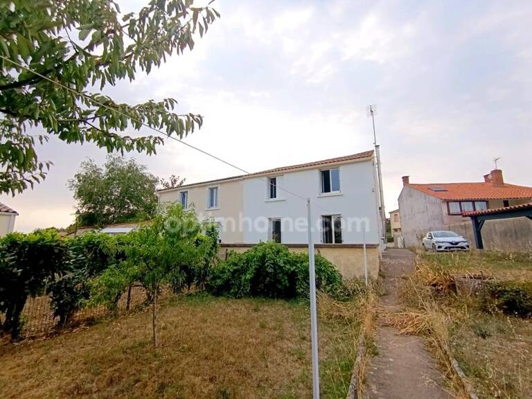 Maison de ville rénovée de 100 m² avec jardin de 600 m² et dépendance — photo 1
