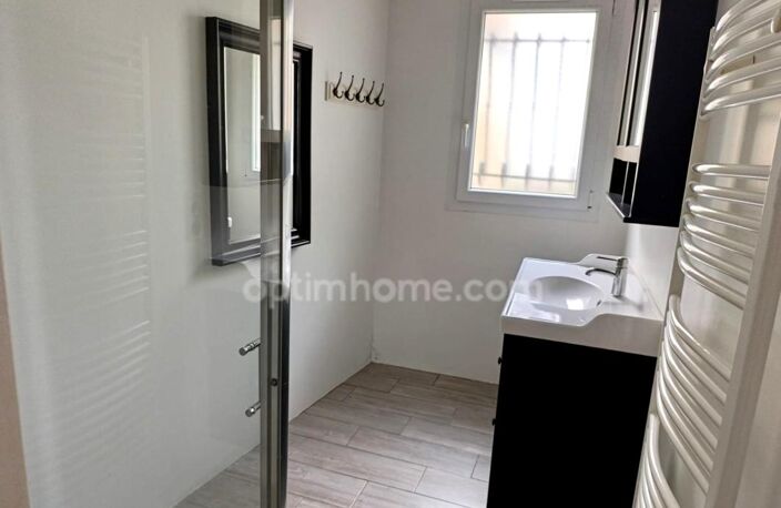 Maison de ville rénovée de 100 m² avec jardin de 600 m² et dépendance — photo 2