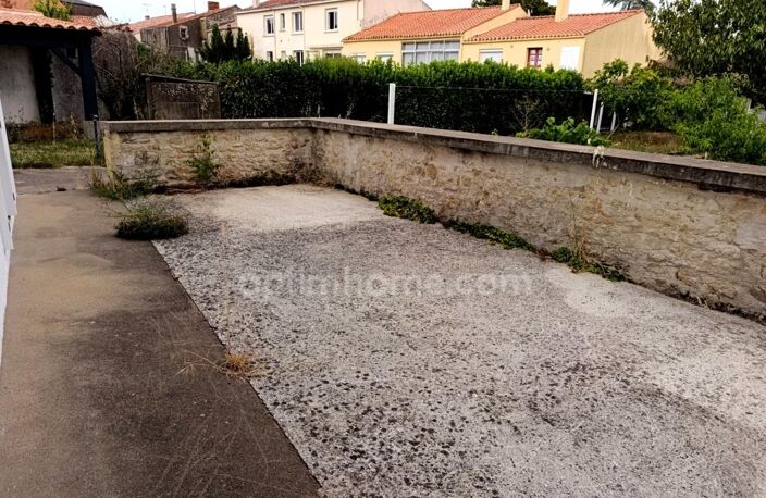 Maison de ville rénovée de 100 m² avec jardin de 600 m² et dépendance — photo 3