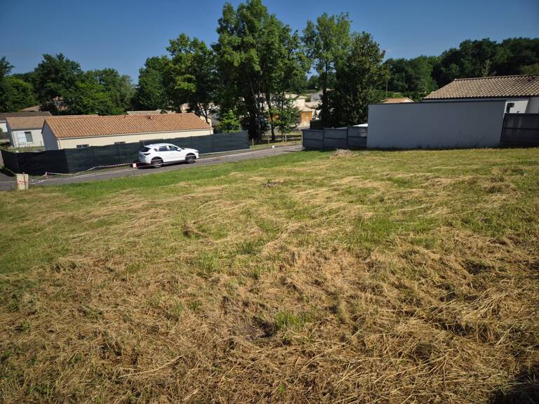 Terrain constructible dans petit lotissement, emplacement qualitatif avec vue sur bosquet — photo 1