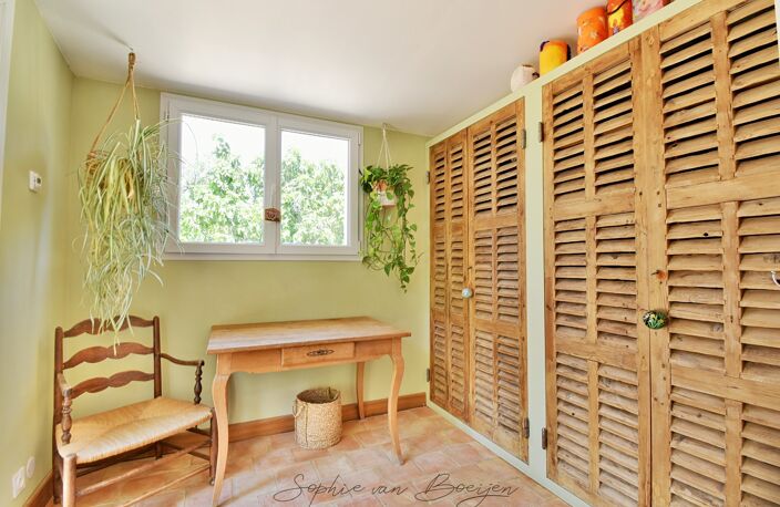 Maison à vendre 10 pièces EGUILLES (13), maison avec dépendances de 215 m², sur 3 230 m² avec piscine — photo 2