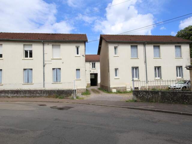 Ensemble de trois immeubles avec jardin et garages — photo du bien