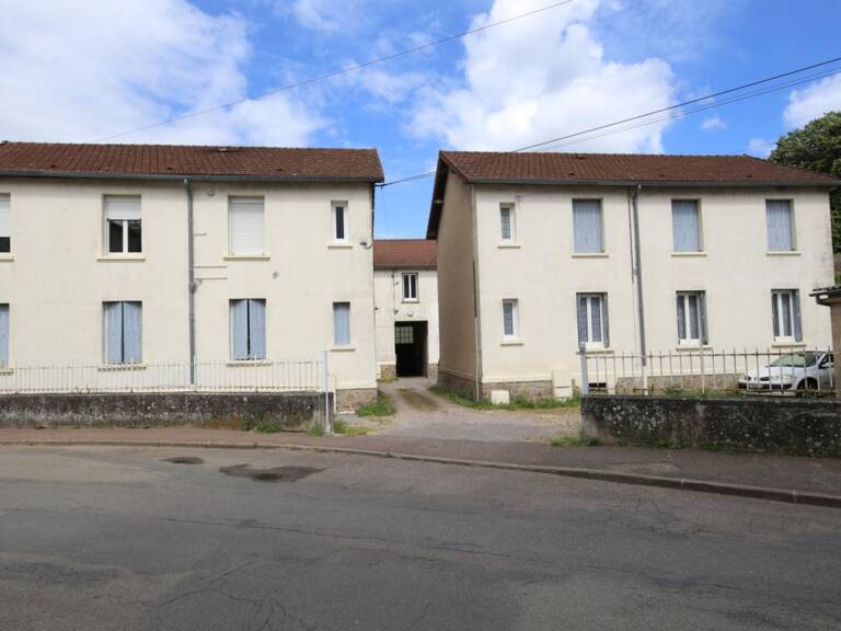 Ensemble de trois immeubles avec jardin et garages — photo 1