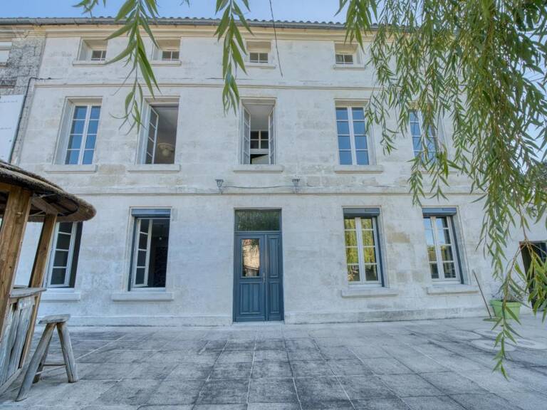 Maison de caractère de 242 m² - Saintes — photo 1