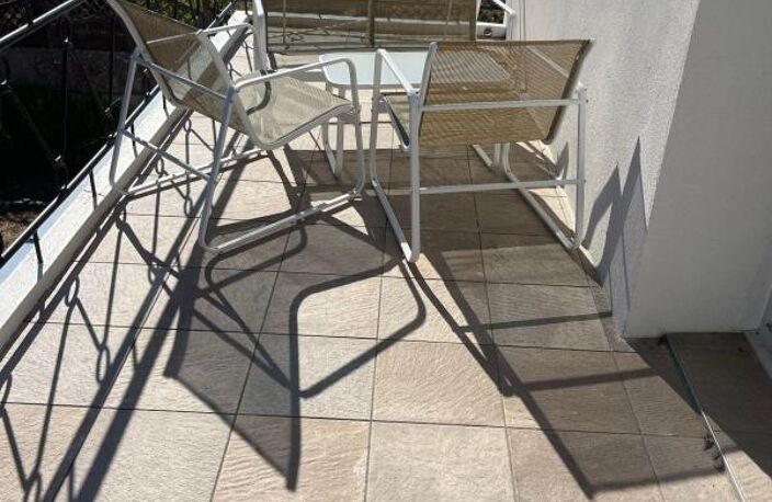 Appartement À Vendre BATZ sur mer à  quelques pas de la plage de Valentin, terrasse, jardin et 2 places de parking — photo 2