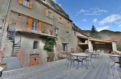 SERRES - Charmante maison de ville de 122 m² avec jardin, garages et dépendances — photo du bien