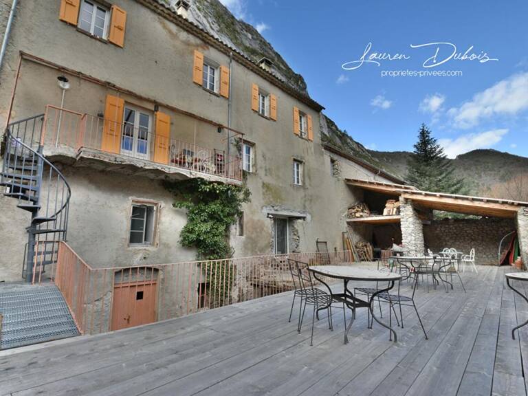 SERRES - Charmante maison de ville de 122 m² avec jardin, garages et dépendances — photo 1