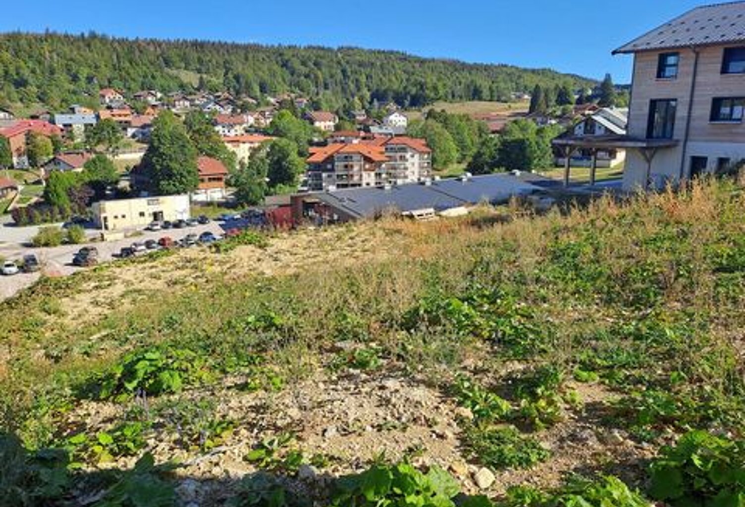 LES ROUSSES : Terrain constructible au cur du vil — photo 1