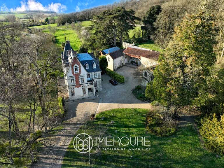 CHATEAU XIX avec DEPENDANCES sur 25 HA — photo 1