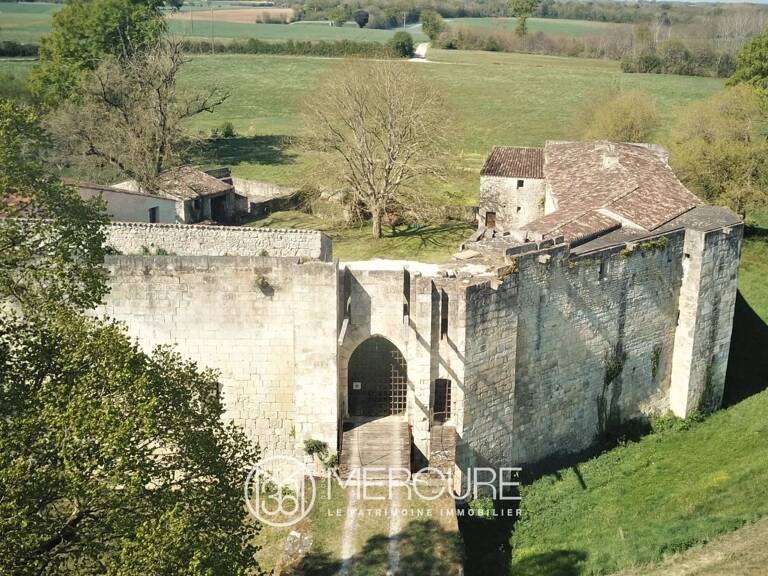 CHATEAU MEDIEVAL DU XIV ENTRE SAINTONGE ROMANE ET OCEAN — photo 1