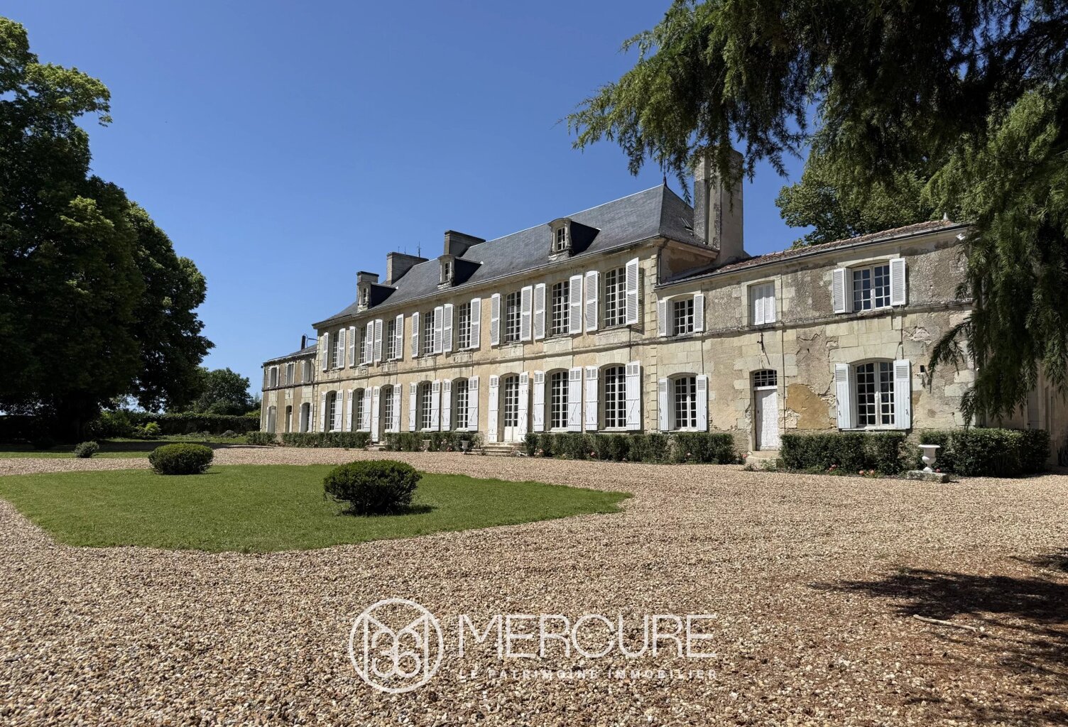 CHATEAU XVIIIe IMH avec CHAPELLE sur 23,7 HA — photo 1