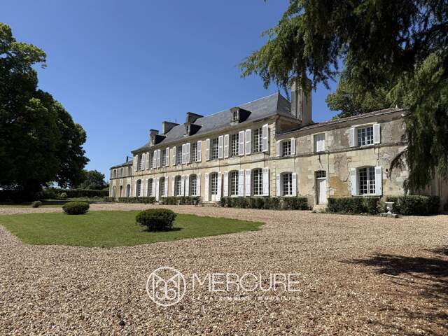 CHATEAU XVIIIe IMH avec CHAPELLE sur 23,7 HA — photo du bien