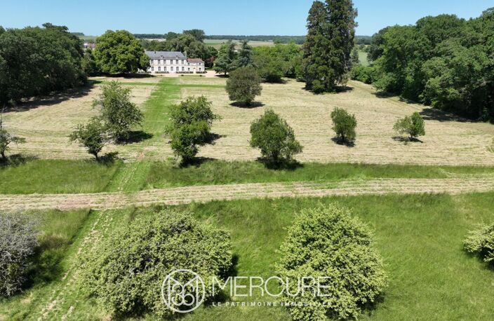 CHATEAU XVIIIe IMH avec CHAPELLE sur 23,7 HA — photo 4
