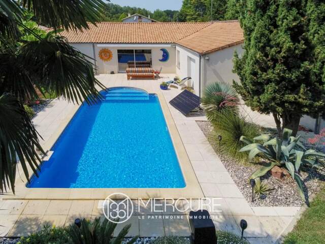 Pavillon de plain-pied avec home-cinéma, garages, et piscine — photo du bien