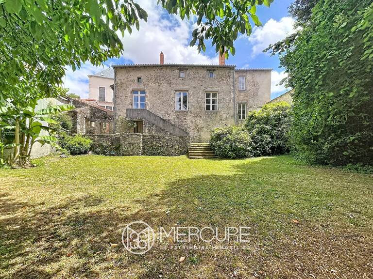 Maison de caractère du XVe siècle au cœur de Parthenay — photo 1