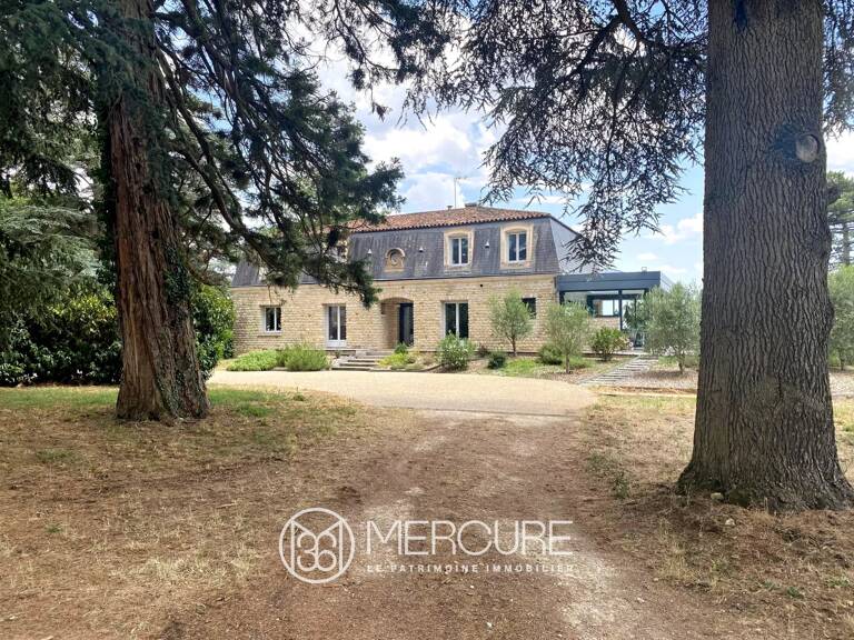 MANSARD RENOVE SUR PARC AVEC PISCINE CHAUFFEE, GRANDE DEPENDANCE — photo 1