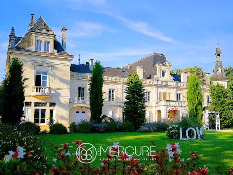 Château du XIXᵉ siècle avec gîtes, piscine et parc de 7 hectares — photo 1