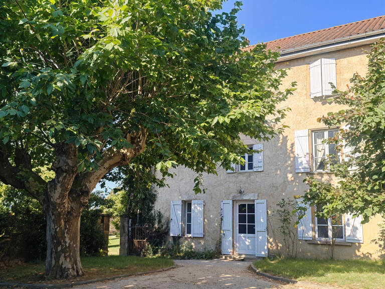 MAISON FAMILIALE DE CARACTÈRE AVEC PISCINE ET DE NOMBREUSES — photo 1