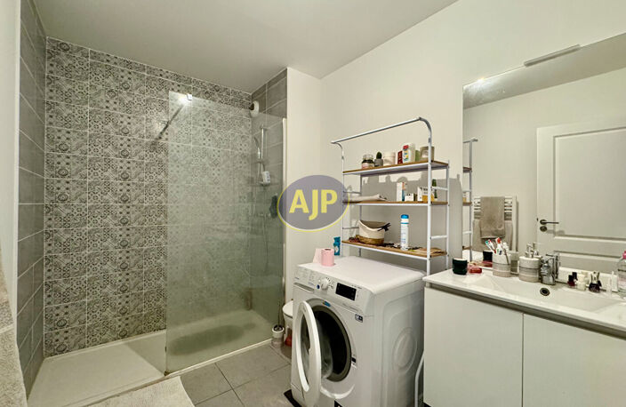 T2 RECENT DERNIER ETAGE AVEC PARKING — photo 4