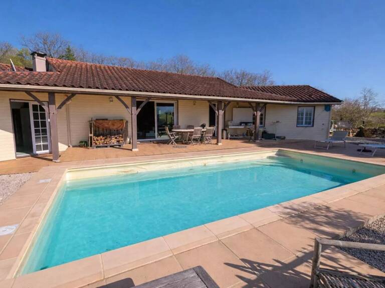 Maison avec piscine située dans un bel environnement privilégié avec une vue imprenable, cette maison offre de beaux volumes et ses prestations de qualité. — photo 1