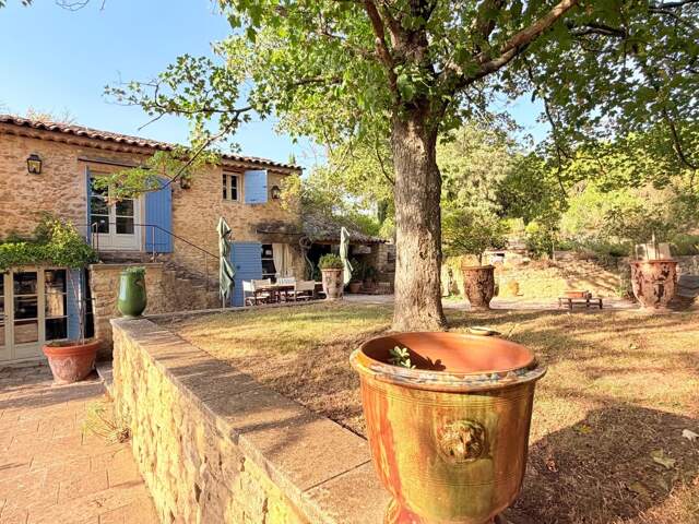 Cucuron  Maison en pierre avec piscine sur 3 231 m², au cœur du Luberon — photo du bien