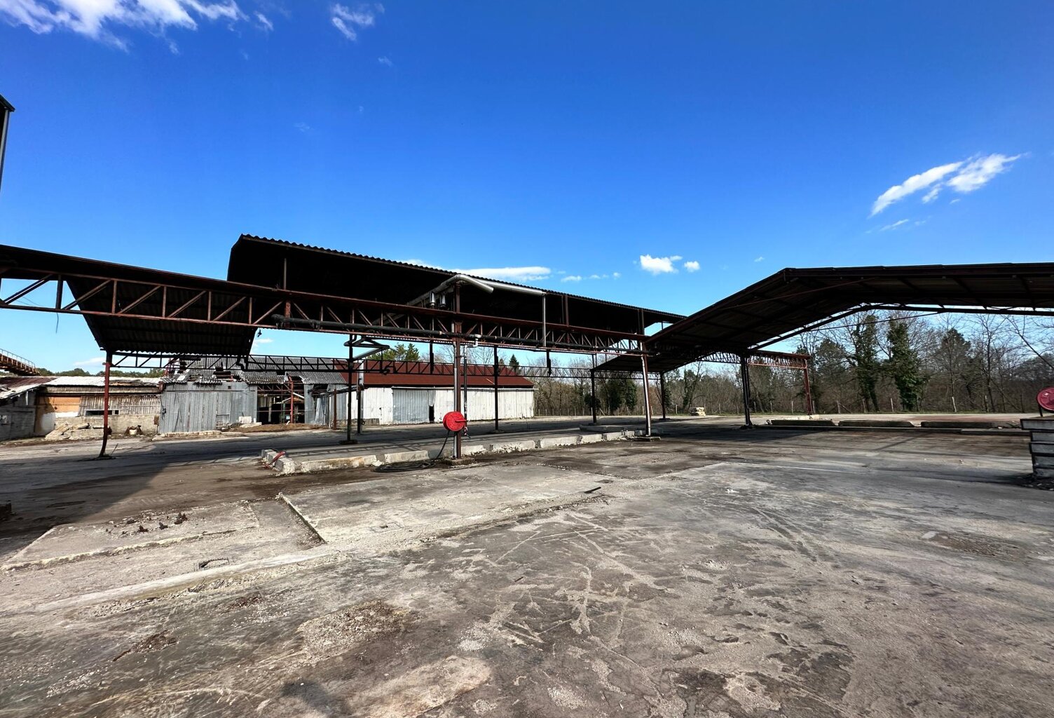 2500 m² de batiment industriels sur 11000 m² de terrain — photo 1