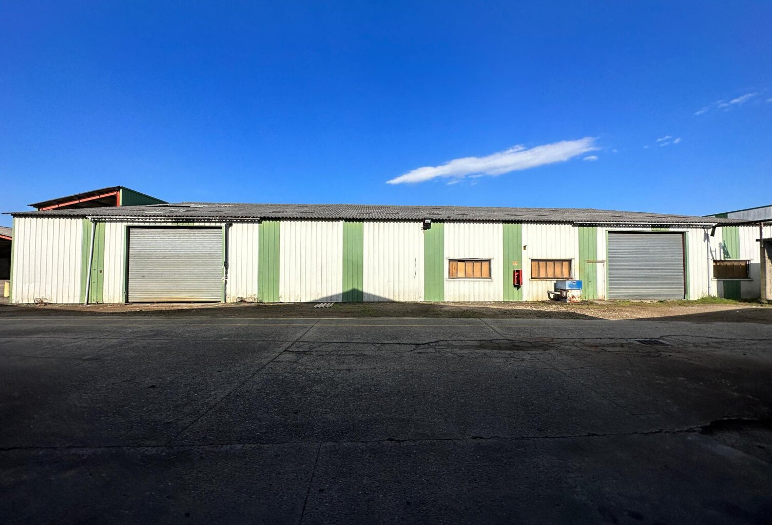 4000 m² de batiment industriel sur 6750 m² de terrain — photo 1