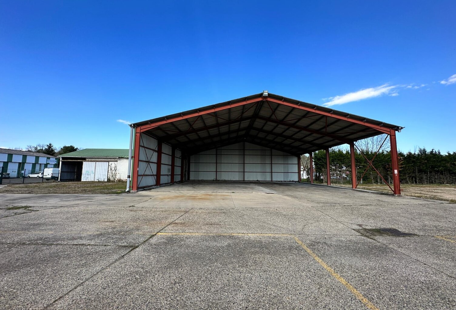 depot industruel de 3000 m² environ sur un hectare — photo 1