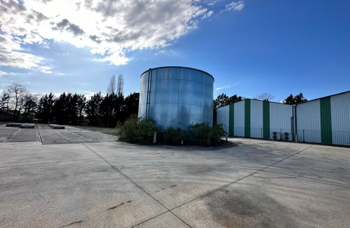 depot industruel de 3000 m² environ sur un hectare — photo 4