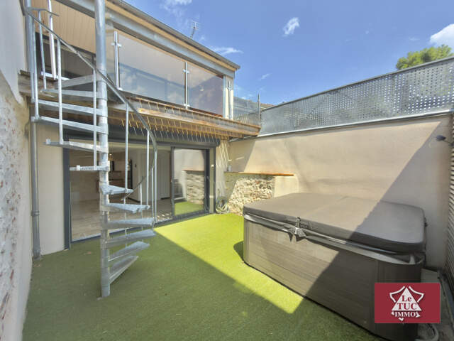 Maison de ville avec terrasses, garage et jacuzzi — photo du bien