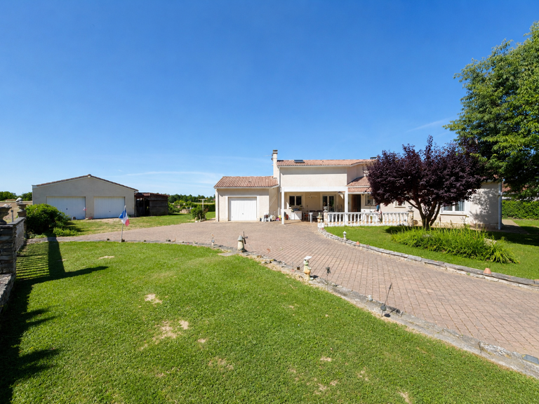 Villa de plain pied avec piscine entièrement PMR — photo 1
