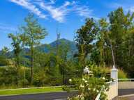 Maison de plain-pied avec jardin et vue collines — photo 2