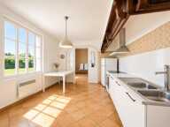 Maison de plain-pied avec jardin et vue collines — photo 3