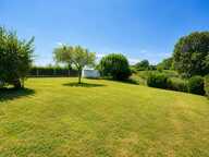 Maison de plain-pied avec jardin et vue collines — photo 4