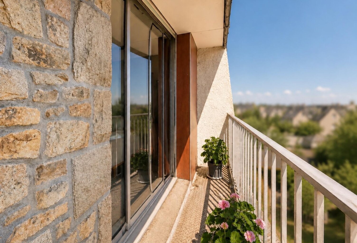 Grand T2 de 60 m2 avec cuisine indépendante, balcon, cave et parking — photo 1