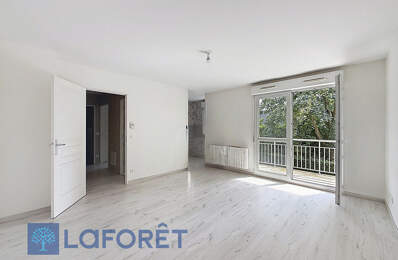 EVREUX - Appartement une chambre, place de parking et balcon — photo du bien