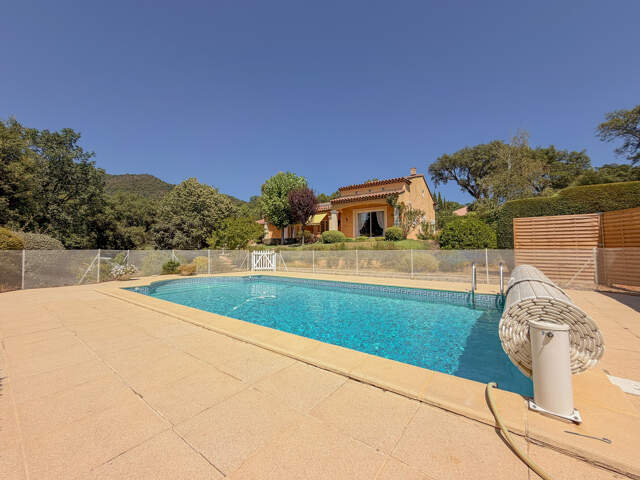 Collobrières   Villa de plain-pied de 142 m2 avec piscine et prestations de qualité — photo du bien