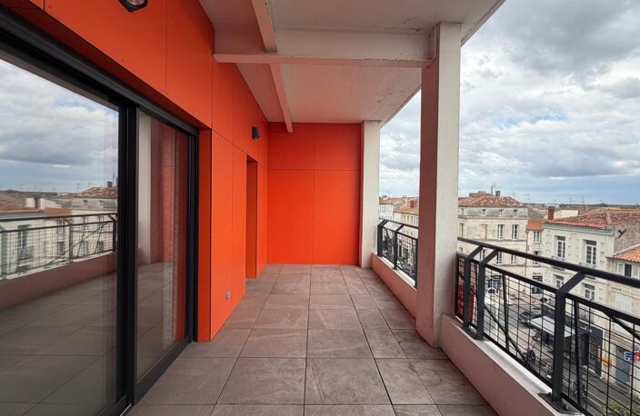 Rochefort hyper-centre ascenseur/loggia/balcon/cave — photo 2