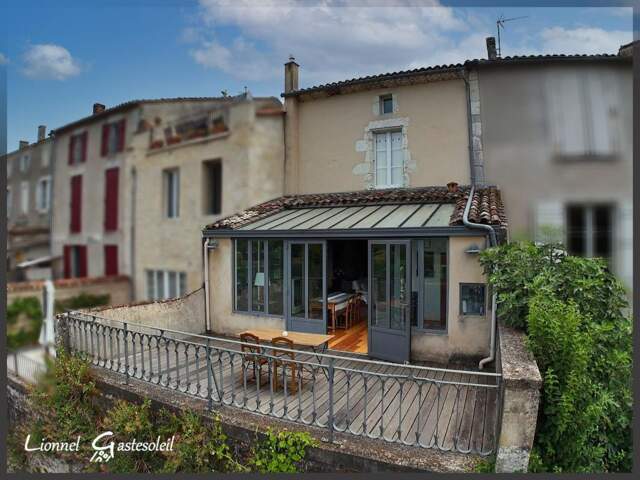 Maison de ville de caractère à vendre 3 à 4 chambres avec vue sur la Dordogne à SAINTE FOY LA GRANDE (33) — photo du bien