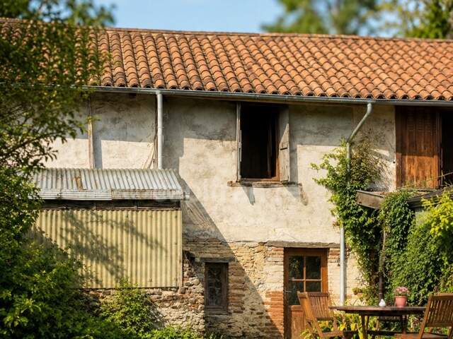 L'Isle En Dodon – Maison de village mitoyenne à rénover avec 700 m² de terrain, toiture neuve et fort potentiel — photo du bien
