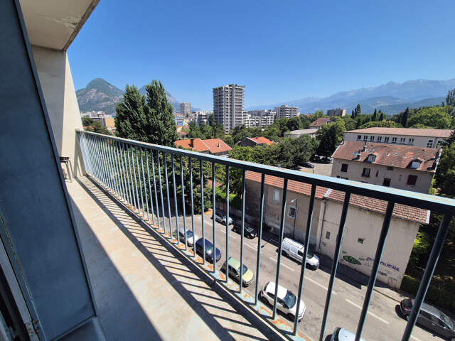 Achat Appartement T3 Grenoble – 3 Pièces Traversant Est-Ouest avec Balcon, Cave & Parking — photo du bien