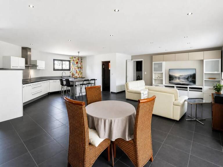 150 m² de confort sur 1 396 m² de terrain — photo 1
