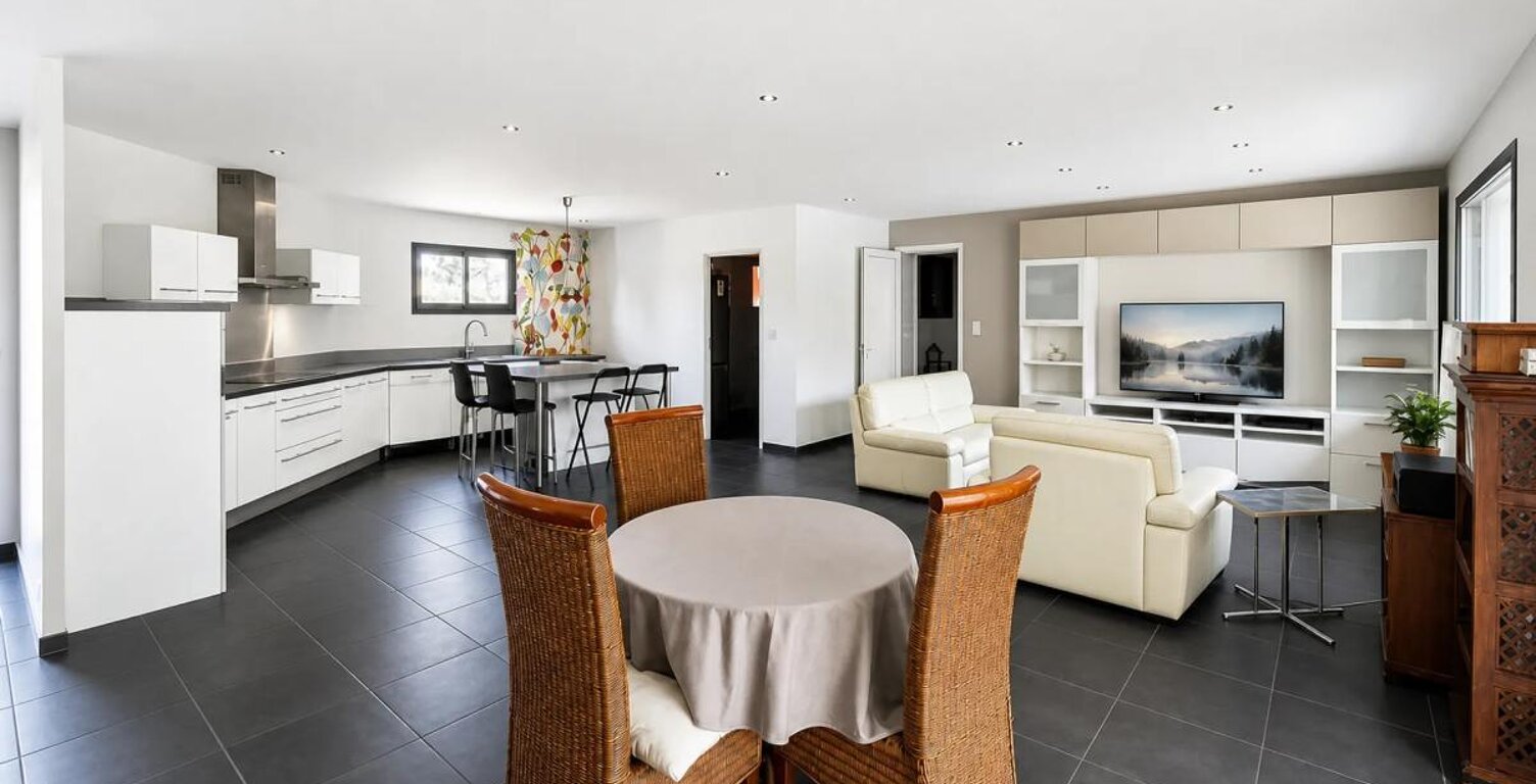 150 m² de confort sur 1 396 m² de terrain — photo 1